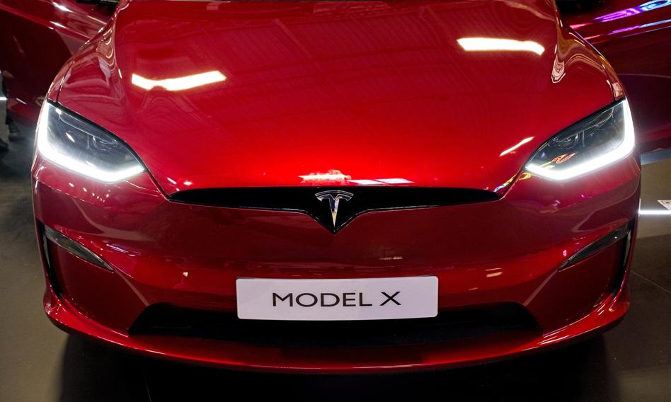 Tesla usunęła ze sprzedaży dwa modele, choć sprzedaż w Europie spada lawinowo