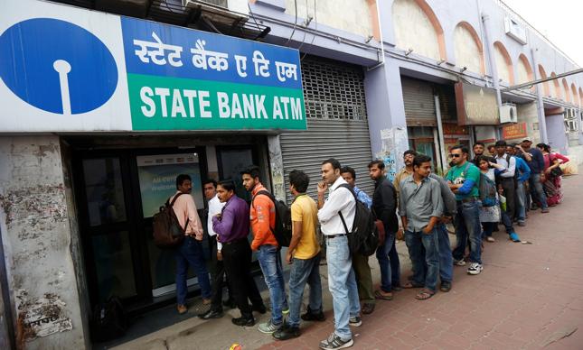 Kolejka do bankomatu w Indiach