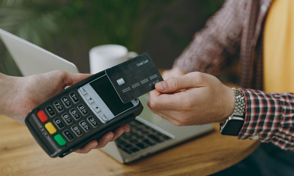 Zbliżenia są bezpieczniejsze. Ekspert o wypłatach z bankomatów i terminali