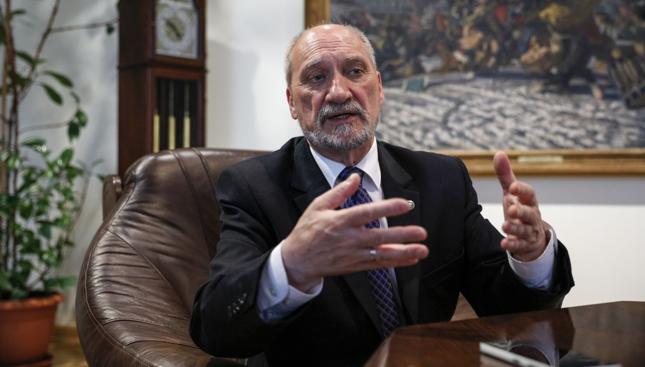 Macierewicz: Przychylam się do prośby Misiewicza i go zawieszam
