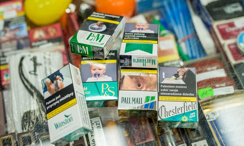 Papierosy wrócą do marketów przez układy rządu, ale rocznik 2009 nigdy ich nie kupi?