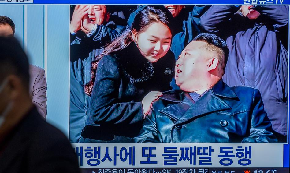 Kim z córką w czołgu. Przywódca Korei pokazał światu potężną broń