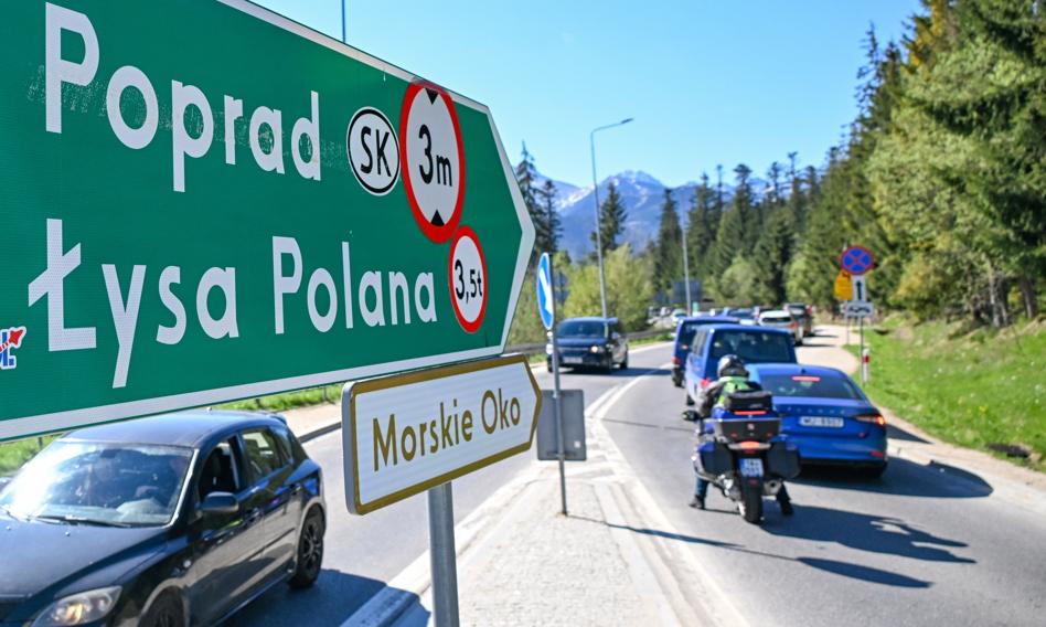 Ukrainiec, który wjechał corvettą nad Morskie Oko, opuścił Polskę. Grozi mu zakaz wjazdu do strefy Schengen