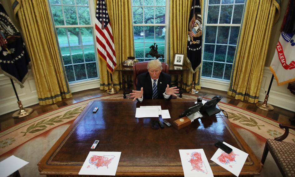 Trump planuje budowę łuku triumfalnego? Fotograf uchwycił modele na biurku