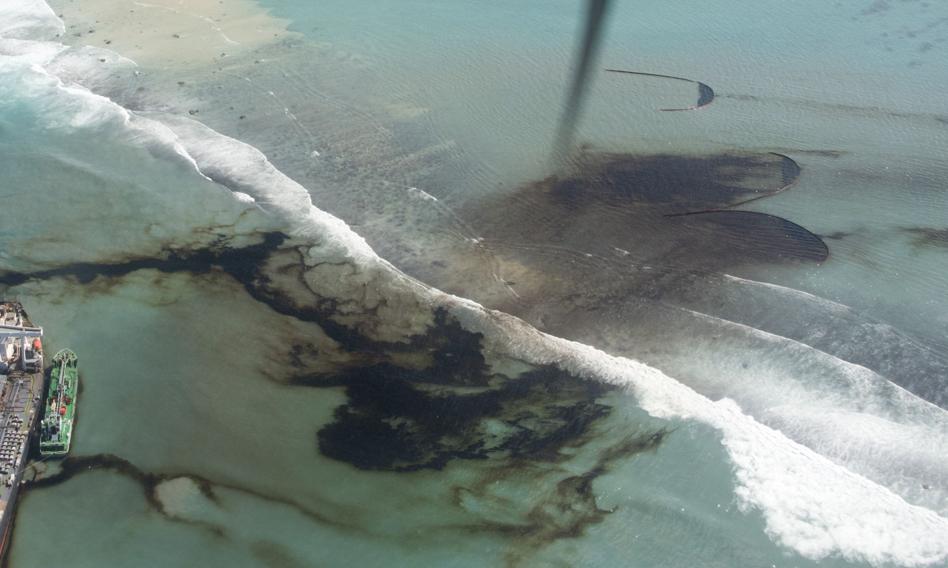 Czarna maź zalewa estońskie plaże. Wyciek z rosyjskich terminali po nalotach ukraińskich dronów