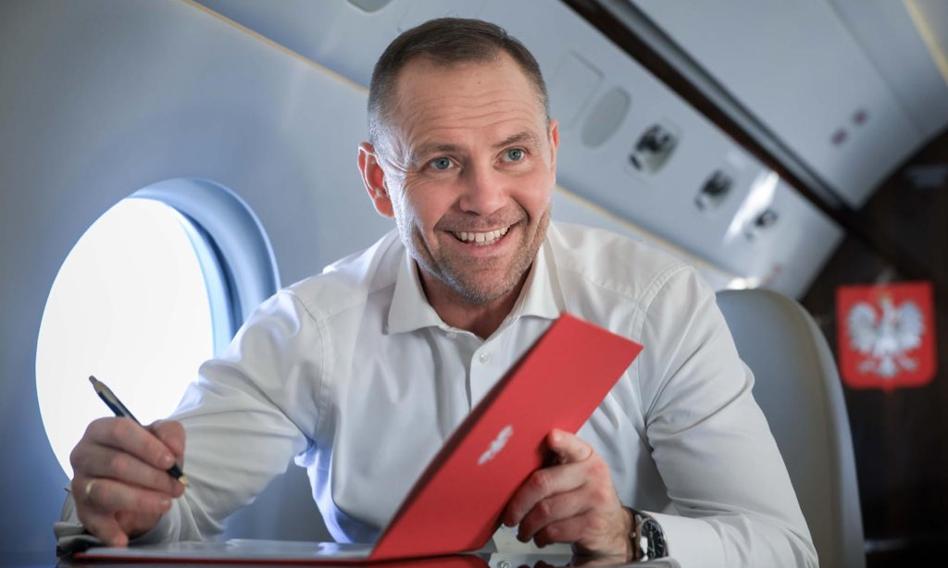 Nawrocki podpisał ustawy o obniżce cen paliw na pokładzie odrzutowca