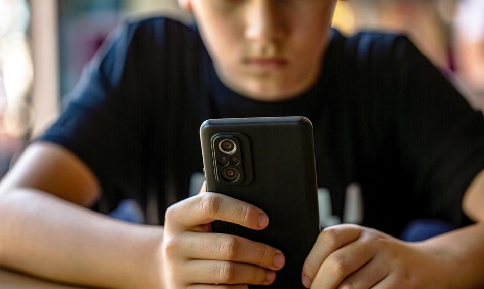 Wcale nie odrabianie lekcji i Facebook. Rodzice nie wiedzą, co robią dzieci w sieci