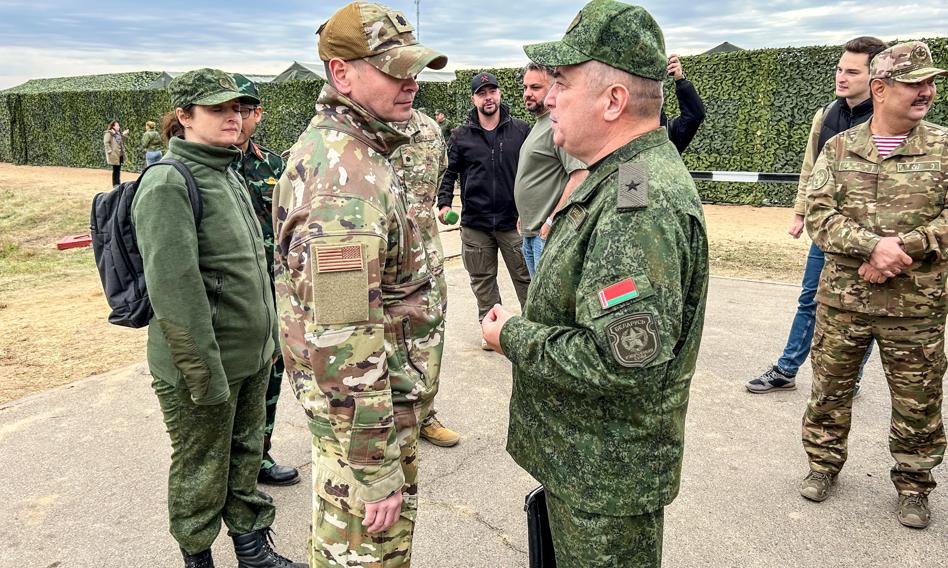Amerykańscy generałowie na manewrach Zapad-2025. "To powszechna praktyka"