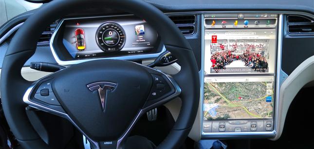 Tesla zwiększa moc samochodów, żeby pomóc w ucieczce przez huraganem