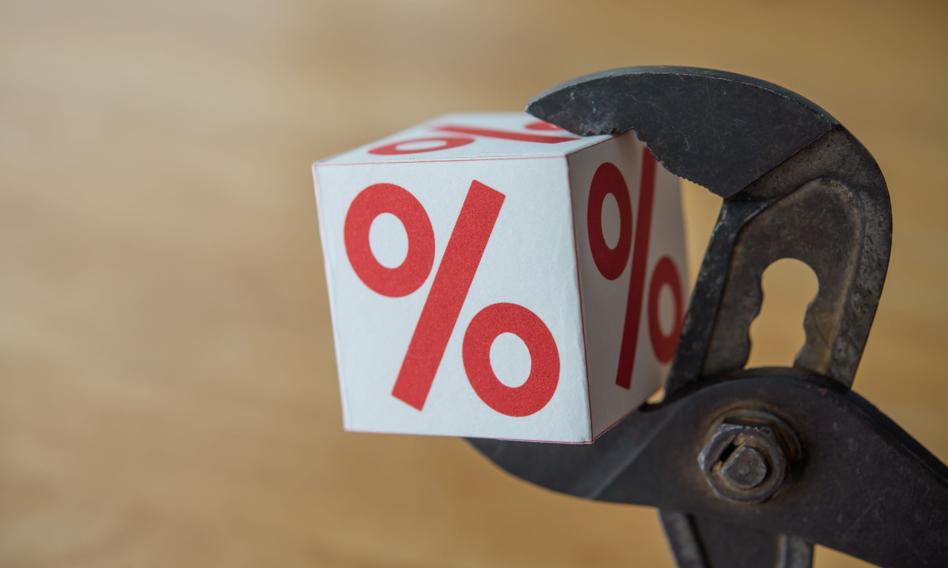 Najlepsze lokaty roczne. Obniżki zdominowały zestawienie, lider ściął najmniej