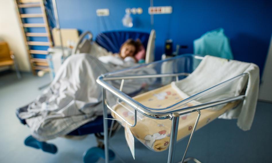 Bezprawne opłaty w szpitalach. Placówki z kontraktem NFZ wyciągały pieniądze od Polek