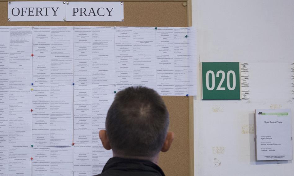 Ze szkoły średniej do ministerstwa. Urzędy obniżają wymagania, by wypełnić wakaty