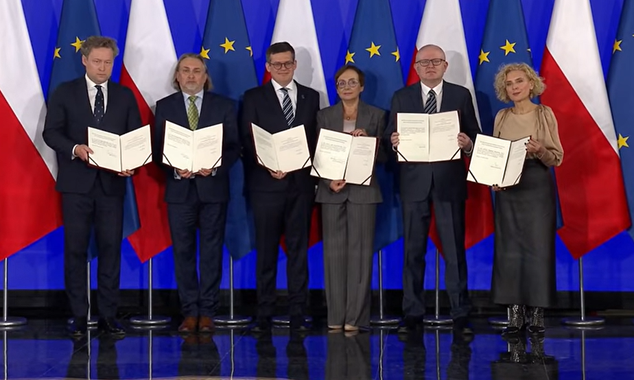 Polacy podzieleni w sprawie "sejmowego" ślubowania sędziów TK