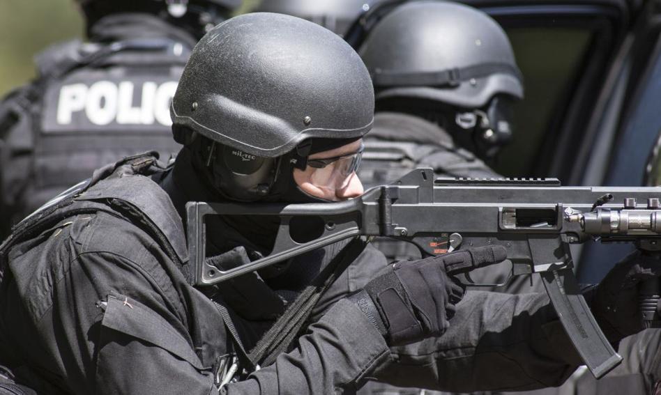 Policyjny Black Hawk i zjazdy na linach. Trwa akcja antyterrorystów w Warszawie