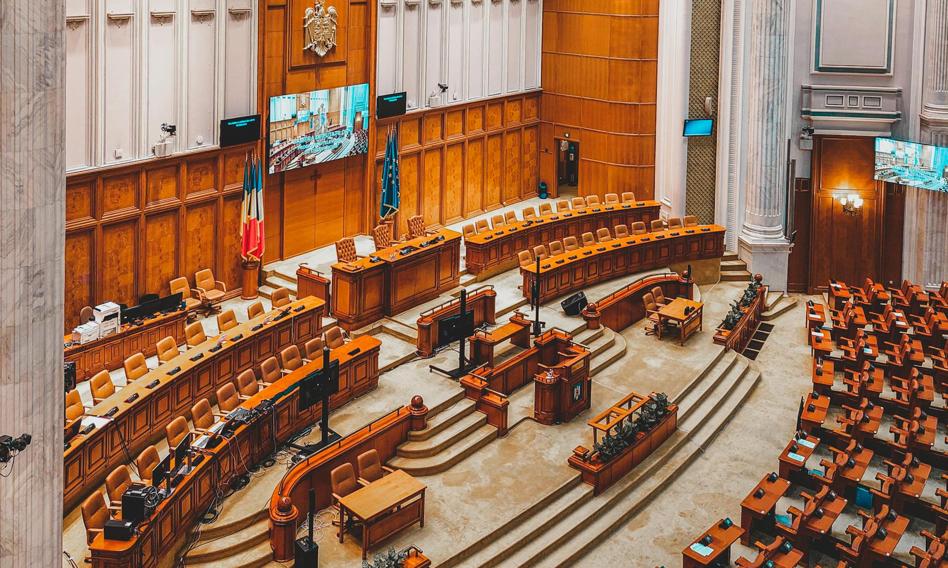 Kłamstwo w CV? Politycy trzech najwięszych partii sfałszowali swoje życiorysy