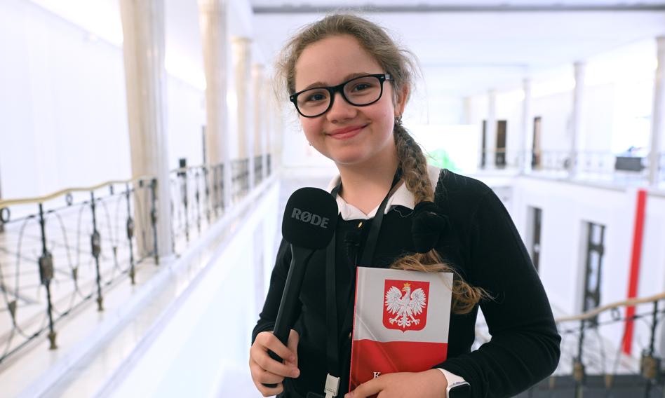 Sejm nie dla Sary. Najmłodsza dziennikarka wyrzucona przez Hołownie