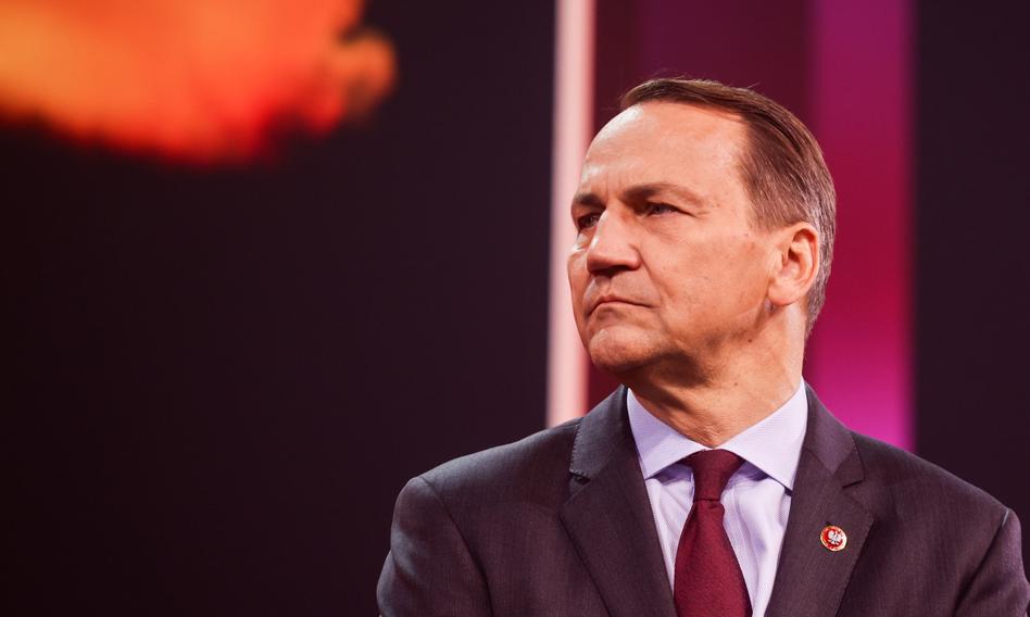 Sikorski ripostuje Szijjarto. Węgry mówią o terroryzmie, Polska o samoobronie