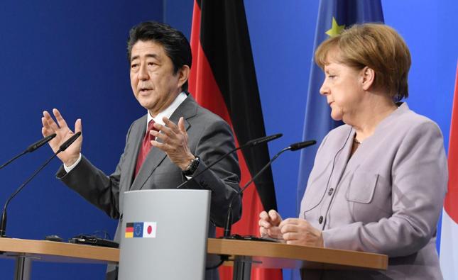 Premier Japonii Shinzo Abe i kanclerz Niemiec Angela Merkel