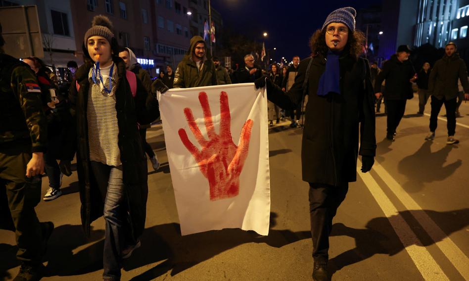 Skandaliczne sceny w Nowym Sadzie. Studenci bici na oczach policji, teraz cała Serbia protestuje