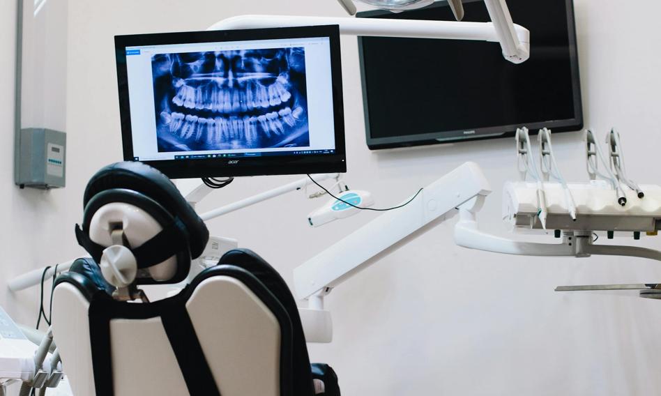 Obrotny dentysta z Miastka oskarżony o wyłudzenie z NFZ ponad 1,2 mln zł