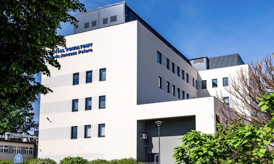Szpital tonie w długach, dyrektor zarabia krocie. 864 tys. zł dla kolejnego lekarza-radnego