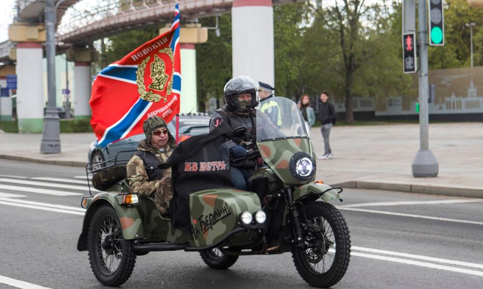 Nocne Wilki w akcji. Popierający Putina wśród uczestników Dnia Republiki Serbskiej
