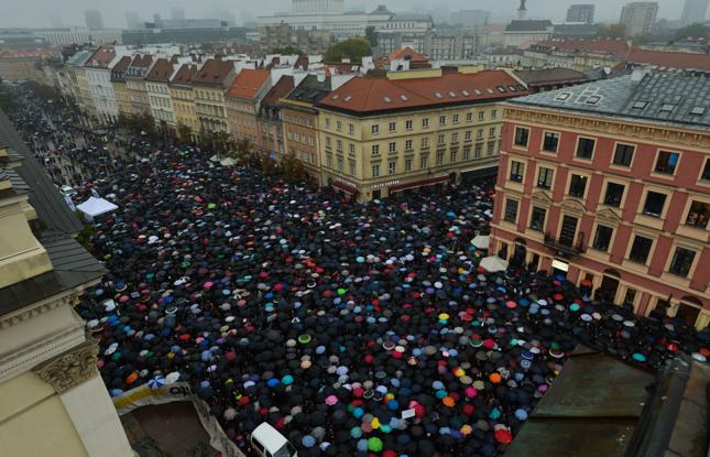 Czarny protest. Manifestacja na placu Zamkowym w Warszawie