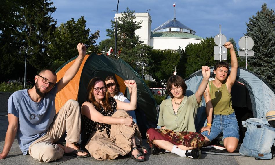 Ostatnie Pokolenie rozbija namioty przed Sejmem. Domaga się procedowania projektu o odbudowie polskiej kolei