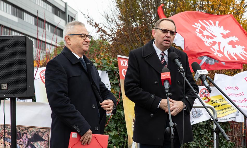 Poseł dokonał zuchwałej kradzieży flagi z Grzegorzem Braunem. Teraz zmierzy się z konsekwencjami