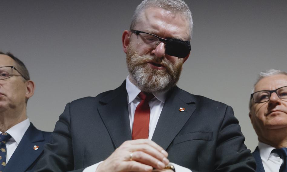 KO stabilnie przed PiS-em, a obie konfederacje słabną