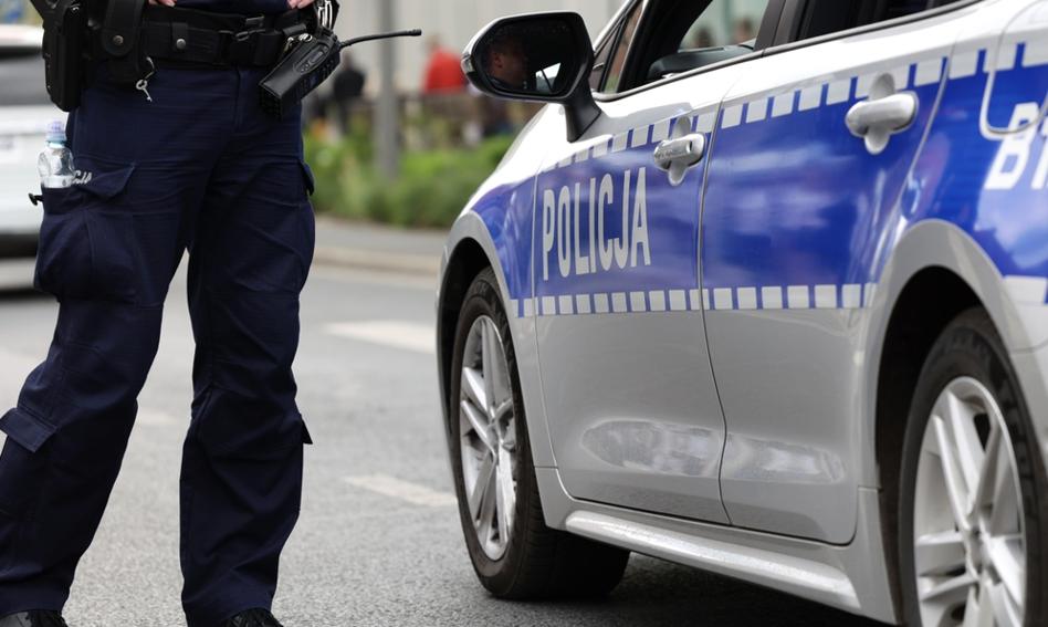 Radiowóz na Mazowszu uderzył w ogrodzenie. Policjanci byli pijani