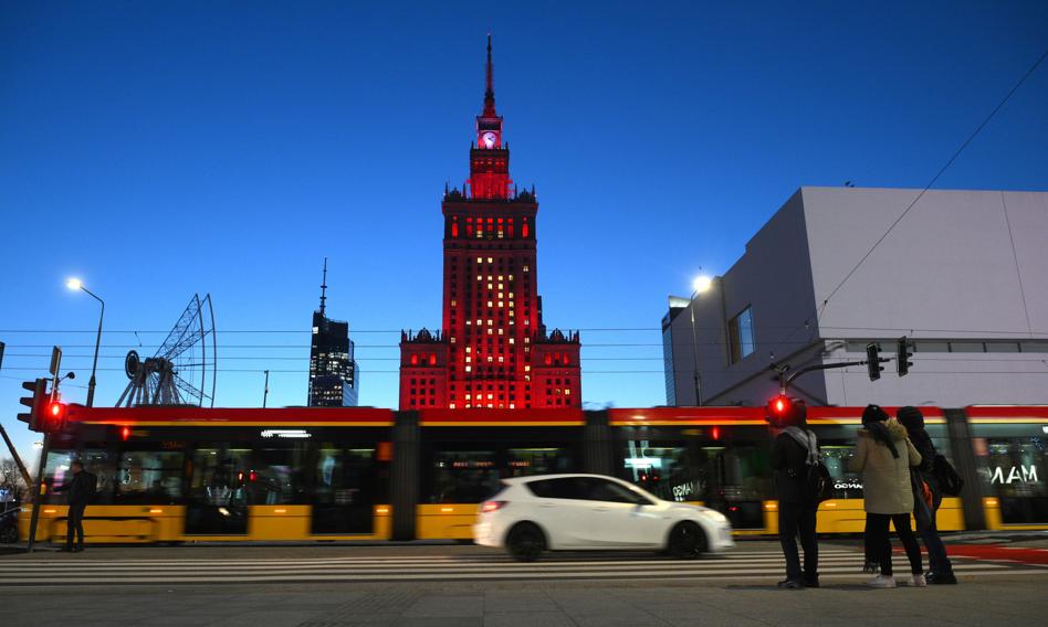Połowa pracowników zarabiała mniej niż 5 270,35 zł na rękę