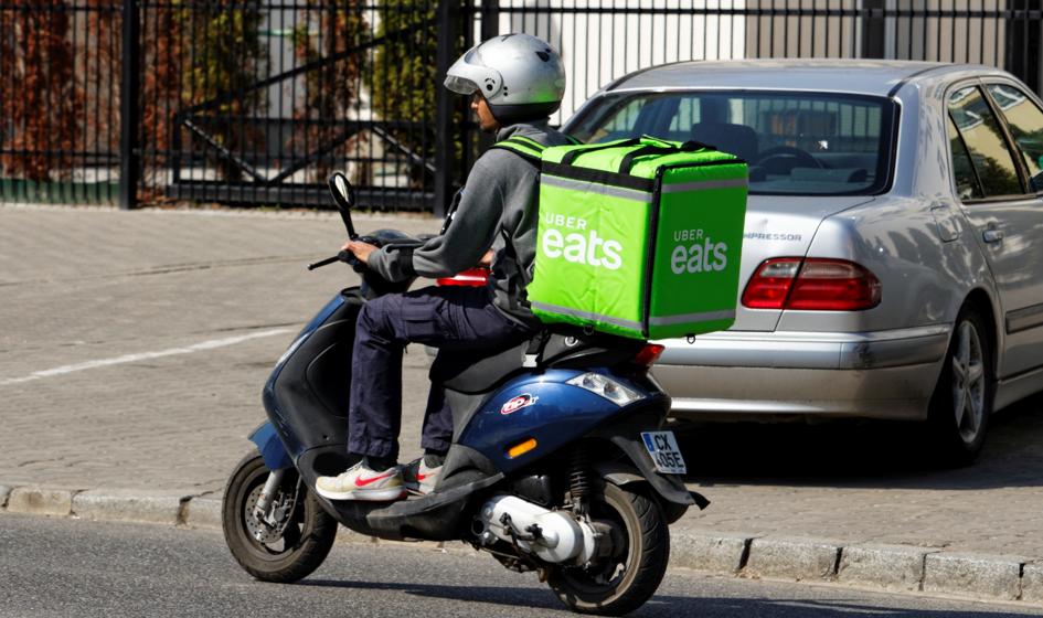 Skutery dostawców jedzenia zatruwają powietrze w miastach