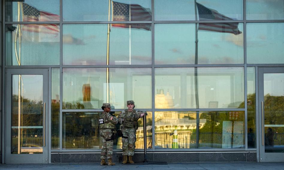 Trump rozstawia Gwardię Narodową. "Stany nie mogą dokonywać wzajemnych inwazji"