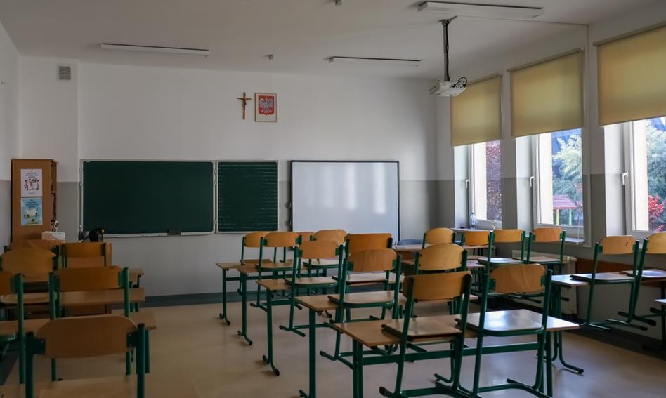 Plague of empty benches in June. Schools lose to cheap travel agency offers