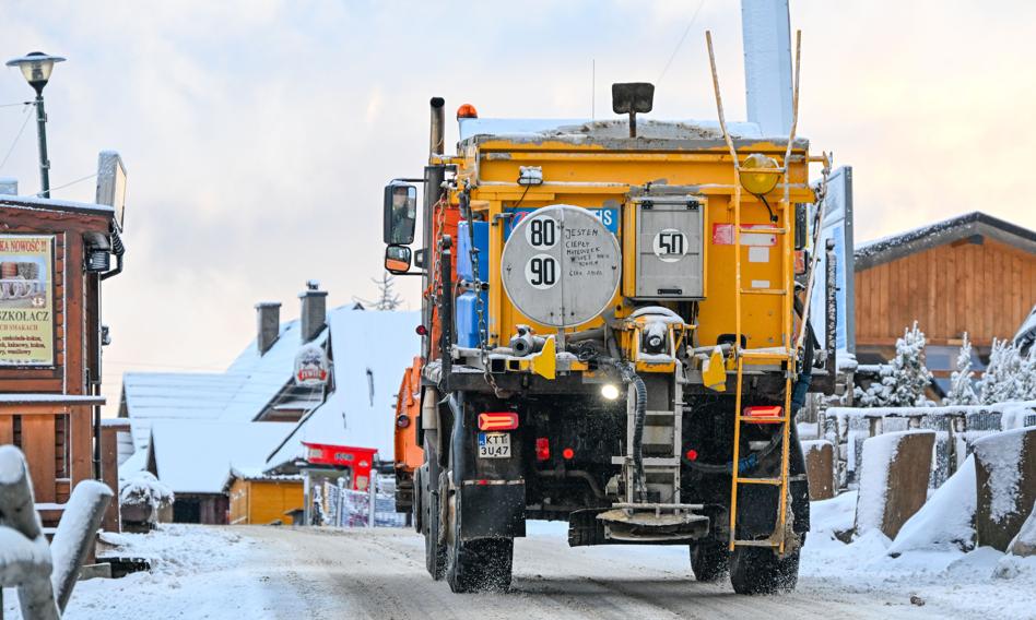 Zakopane się odkopuje, a śnieg wywozi. Pomogły 124 ciężarówki
