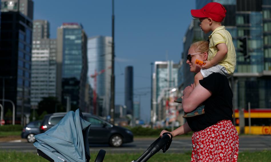 Matka Polka z dyplomem i po trzydziestce. Nowy raport pokazuje mocny spadek liczby urodzeń