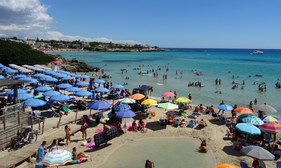 12 tys. zł za rezerwację leżaka na plaży. Turyści ustawiają się w kolejkach