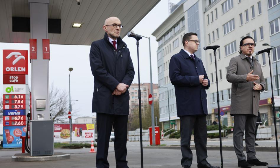Maksymalne ceny paliw już obowiązują. Ministrowie na specjalnej konferencji z prezesem Orlenu