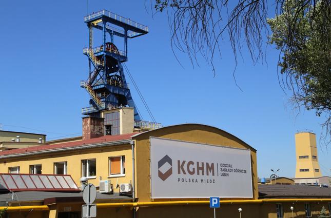 KGHM miał 2,79 mld zł jednostkowej i 5,01 mld zł skonsolidowanej straty netto w '15
