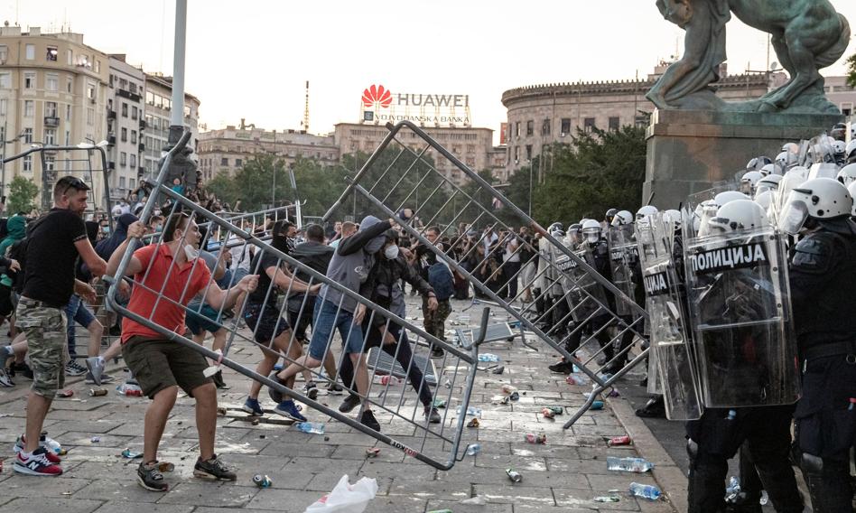 Bitwy z policją na ulicach Belgradu. KE: użycie siły musi być proporcjonalne