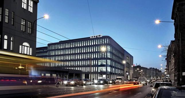 Biurowiec Retro Office House, jeden z czterech przeznaczonych na sprzedaż, stoi we Wrocławiu u zbiegu ulic Piłsudskiego i Komandorskiej