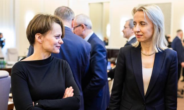 Minister przedsiębiorczości i technologii Jadwiga Emilewicz oraz minister finansów Teresa Czerwińska