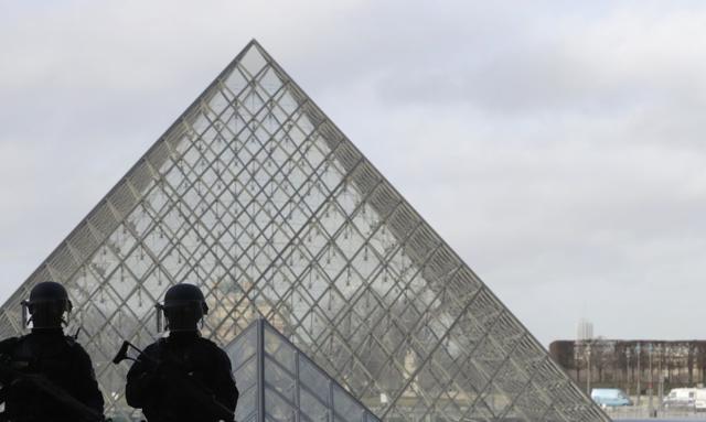 Kradzież klejnotów w Luwrze. Policja zatrzymała 2 podejrzanych meżczyzn