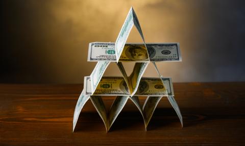 Piramida finansowa: jak ją rozpoznać i uniknąć oszustwa?