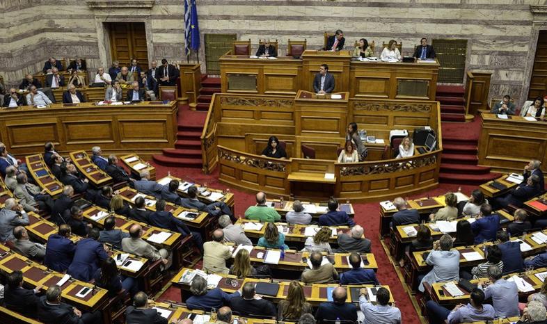 Grecja: przyjęto drugi pakiet ustaw, ale bez trudniejszych reform