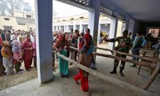 Wybory do Izby Ludowej w Indiach. Urzędnicy przemierzą góry i rzeki