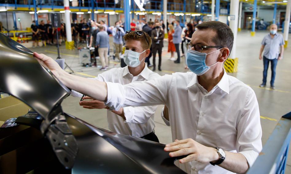 Morawiecki: Zakłady pracy i fabryki budzą się do życia
