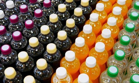 Słodkie napoje i alkohol będą droższe? WHO apeluje o działania