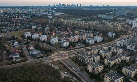 Przedmieścia dwóch prędkości. Dlaczego okolice Warszawy przyciągają kupujących mieszkania, a okolice Łodzi ich tracą?
